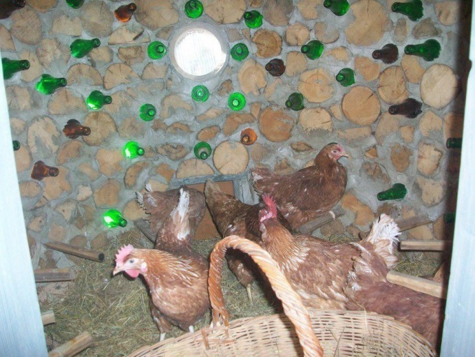 Курятник из бревен и бутылок Курятник из бревен и бутылок