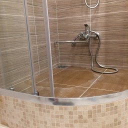 Монтирование встроенной душевой кабины