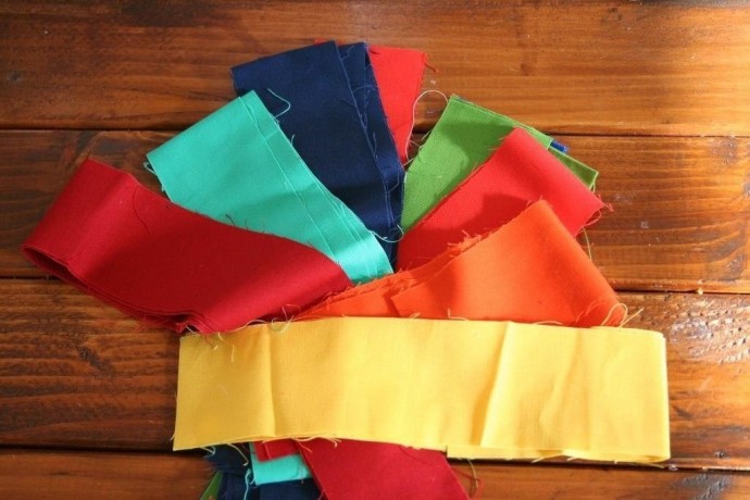 Подушка из разноцветных полос