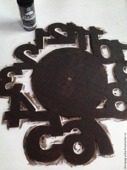 Создаём настенные часы в стиле шебби шик: часть 3 Создаём настенные часы в стиле шебби шик: часть 3