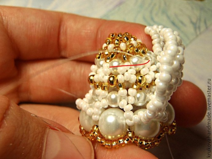 Делаем милого ангелочка из бисера: часть 5