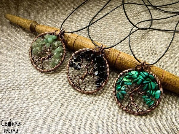 Подвеска из проволоки и камней