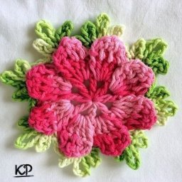 ​Вязаный цветок на листьях