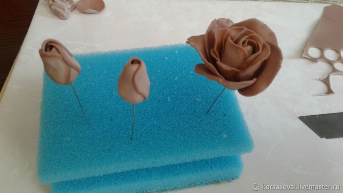 ​Создаем брошь "Букет двухцветных роз": часть 2