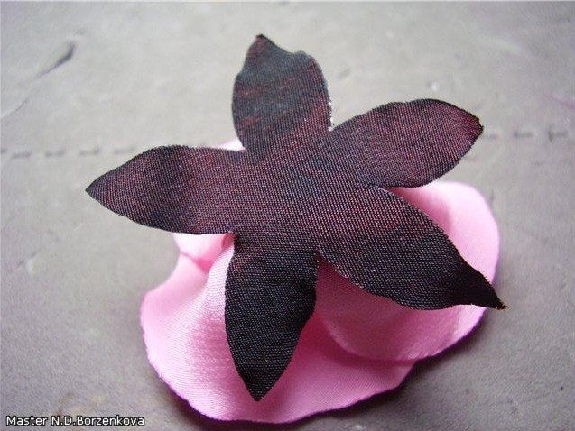 Милая розочка из плотного шелка Милая розочка из плотного шелка