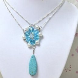 Интересный кулон в голубой гамме