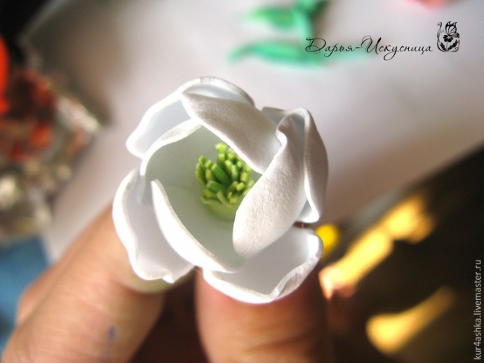 Декорируем свечу для семейного очага с цветами из фоамирана: часть 3