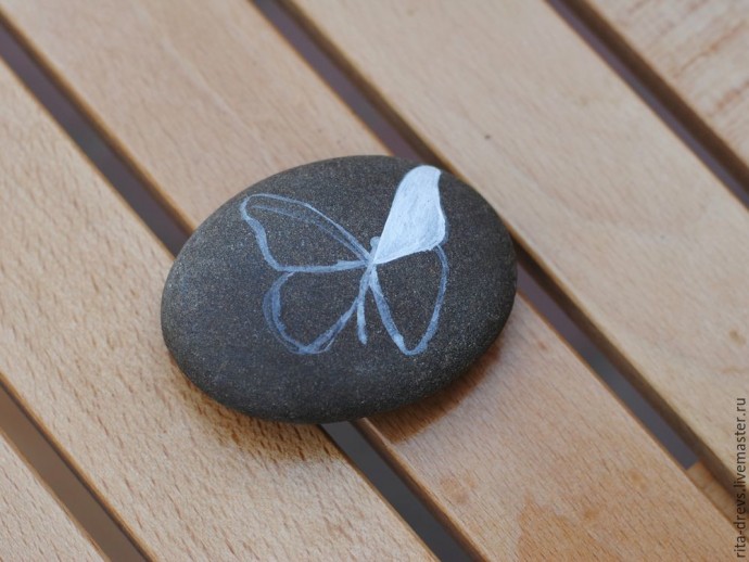 Роспись камня "Живая бабочка"
