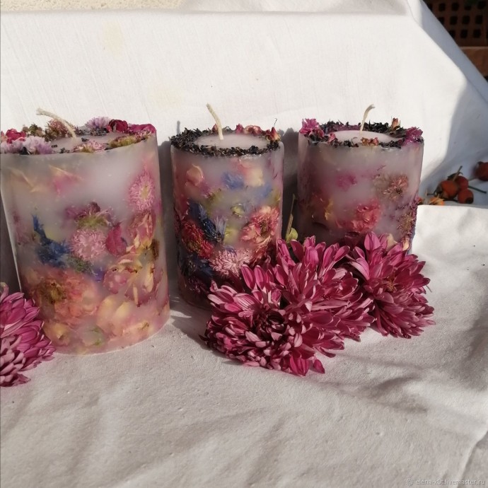 ​Свечи с добавлением лепестков и трав