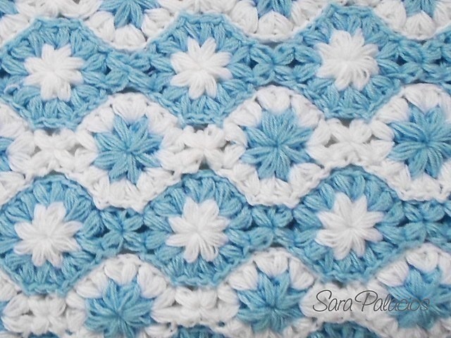 Красивые детские пледы из мотивов пышными столбиками Красивые детские пледы из мотивов пышными столбиками