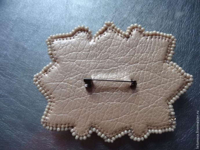 ​Брошь из бисера и лент: часть 5