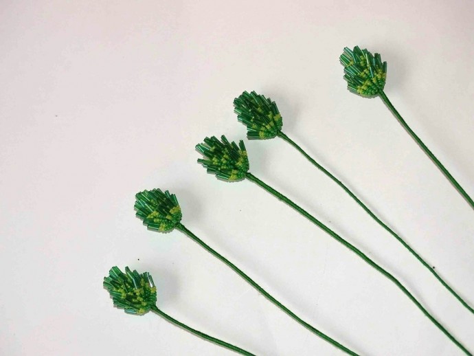 Цветочная композиция из бисера и рубки