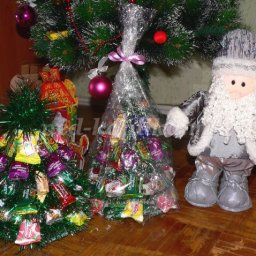 Делаем ёлочку из конфет и мишуры к новому году