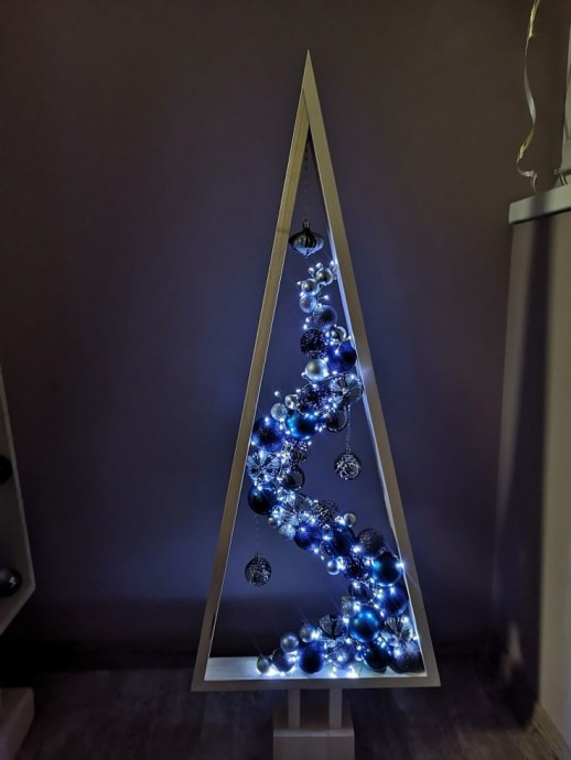 ​Минималистичные елочки с синими шарами