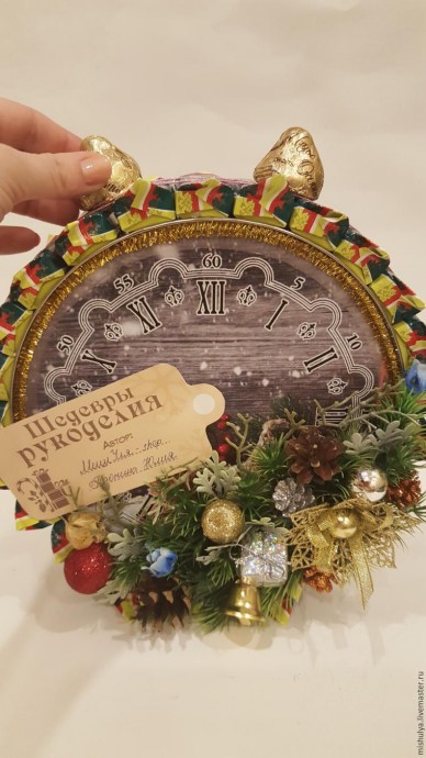 Делаем композицию "Будильник" из конфет и жестяной банки для печенья