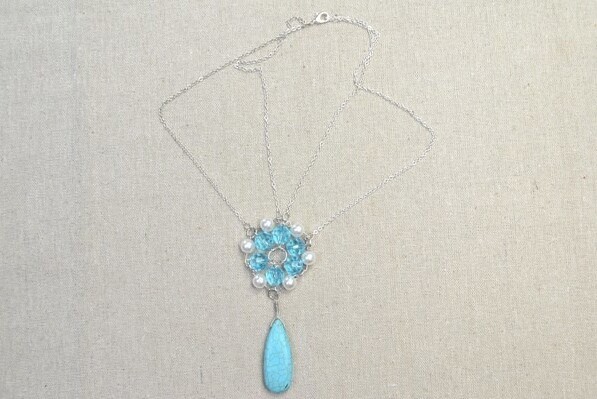 Интересный кулон в голубой гамме