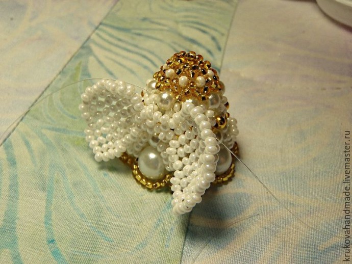 Делаем милого ангелочка из бисера: часть 4