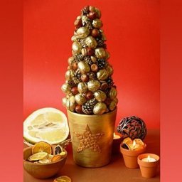 Делаем золотую елочку из шишек и орехов