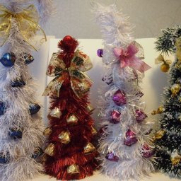 Мастерим "сладкую" ёлочку из конфет и мишуры: часть 3