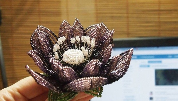 Цветочная композиция из бисера в темных тонах