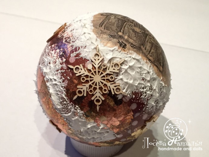 Декорирование винтажного ёлочного шара "Зимняя сказка" в смешанной технике: часть 3
