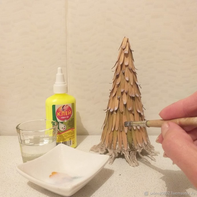 Мастерим ёлку из природных материалов: часть 3