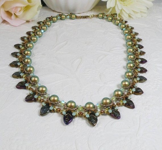 ​Ожерелье с бусинами-листиками