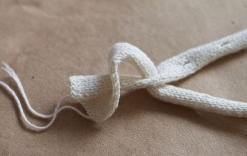 Интересный способ завязать косичку для отделки