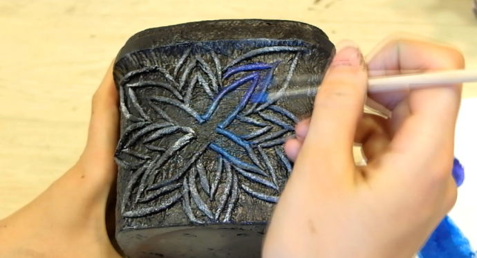 Декорируем радужный горшочек из пластикового ведерка и салфеток