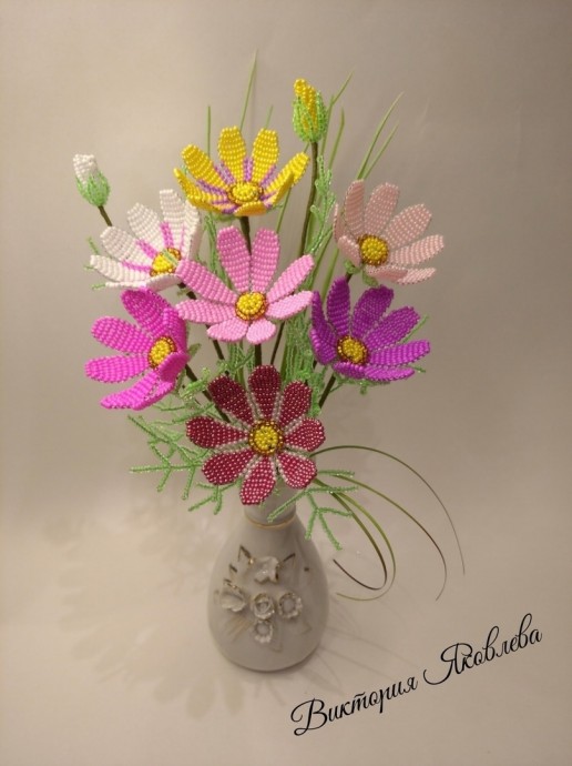 Букет космеи из бисера и рубки