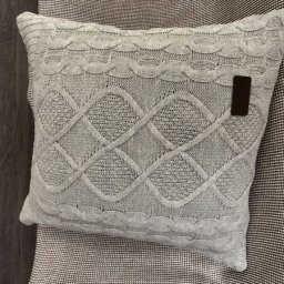 Как сшить стильную наволочку на декоративную подушку из старого свитера