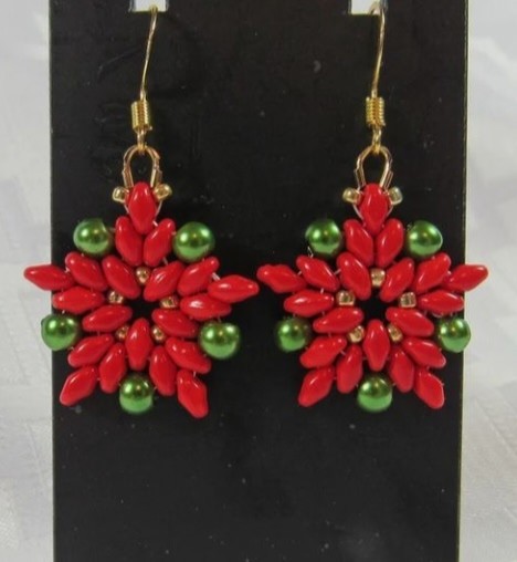 Новогодний цветок: пуансеттия из бусин супердуо и бисера