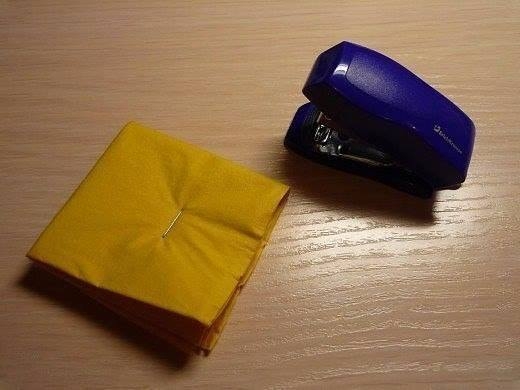 Одуванчики из салфеток.