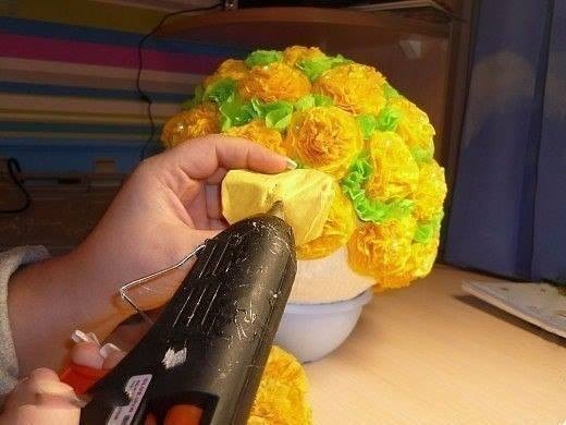 Одуванчики из салфеток.