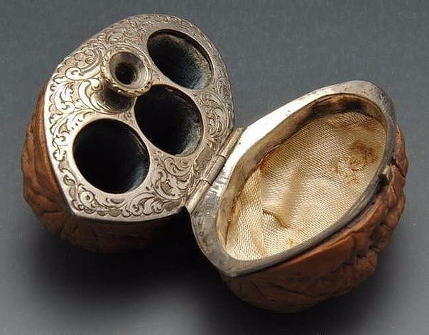 Шкатулка из грецкого ореха для хранения эфирных масел, Франция, XIX век