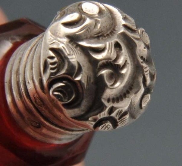 Шкатулка из грецкого ореха для хранения эфирных масел, Франция, XIX век