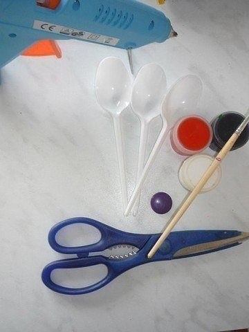 Божьи коровки из ненужных пластиковых ложек