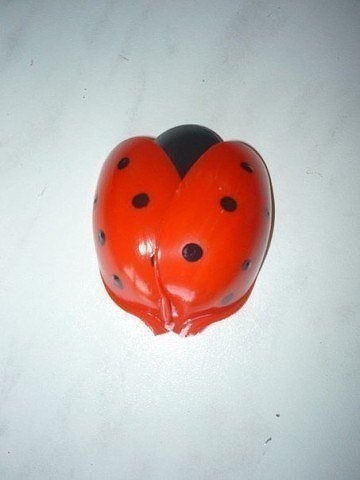 Божьи коровки из ненужных пластиковых ложек