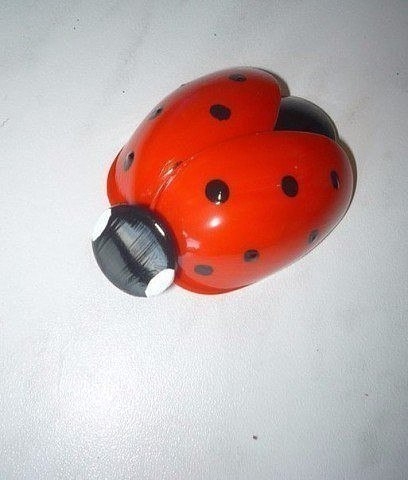 Божьи коровки из ненужных пластиковых ложек