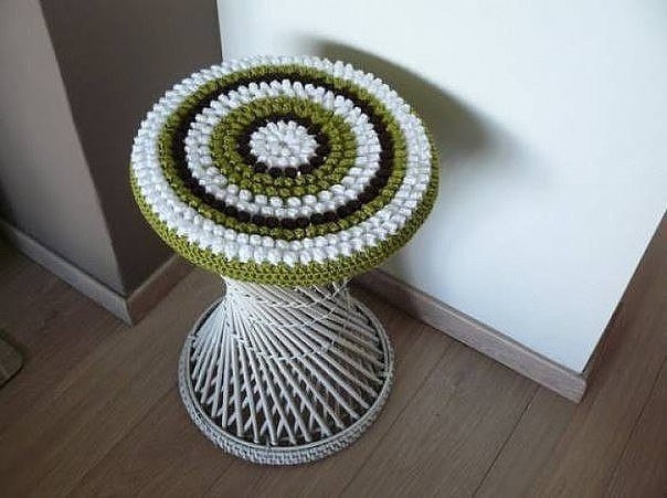 Яркое сиденье для табурета, связанное крючком, узором поп-корн