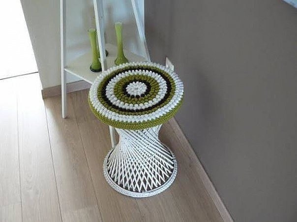 Яркое сиденье для табурета, связанное крючком, узором поп-корн