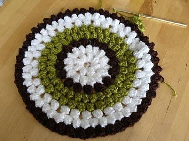 Яркое сиденье для табурета, связанное крючком, узором поп-корн