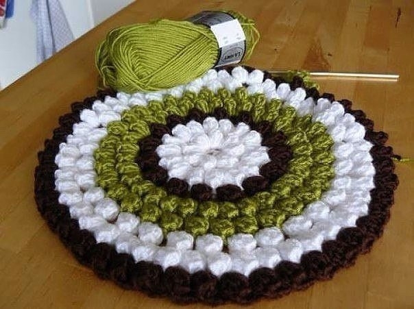 Яркое сиденье для табурета, связанное крючком, узором поп-корн