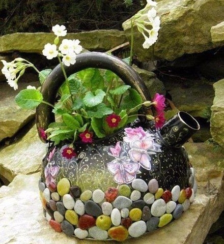 Оригинальное кашпо из старых привычных вещей