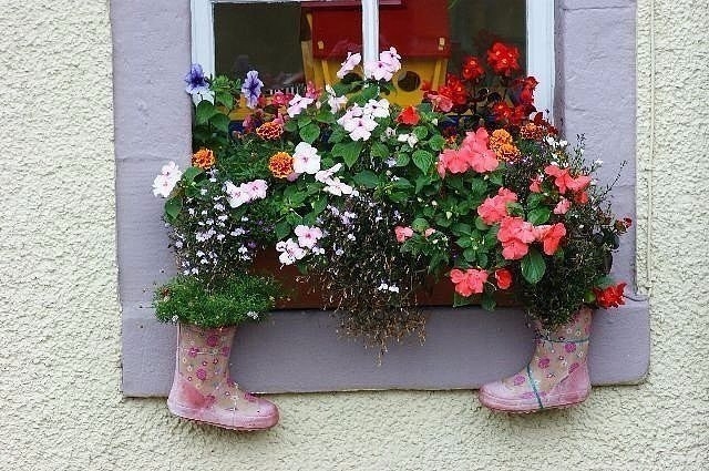 Оригинальное кашпо из старых привычных вещей