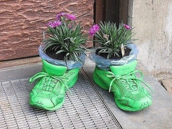 Оригинальное кашпо из старых привычных вещей