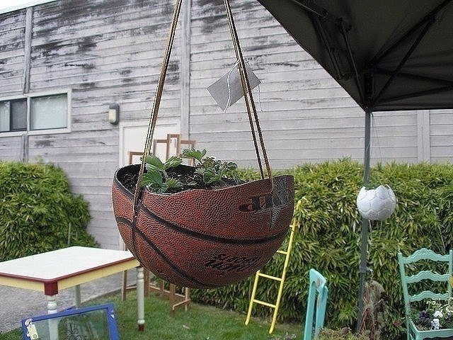 Оригинальное кашпо из старых привычных вещей