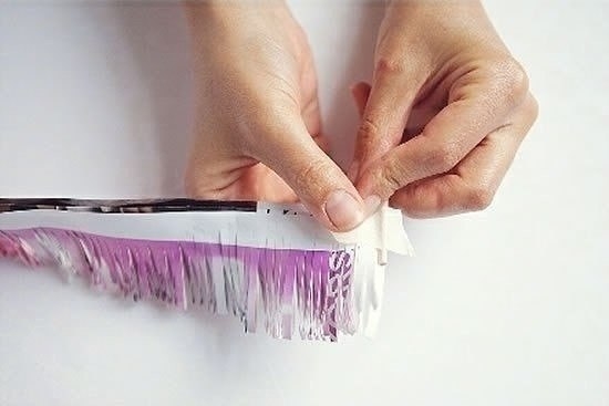 Не выбрасывайте старые журналы, из них получаются очень яркие и красивые цветочки!