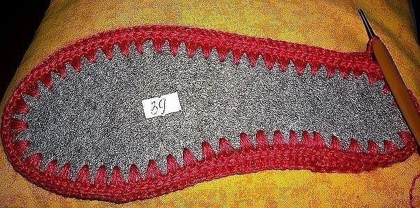 Тапочки домашние на войлочной подошве.