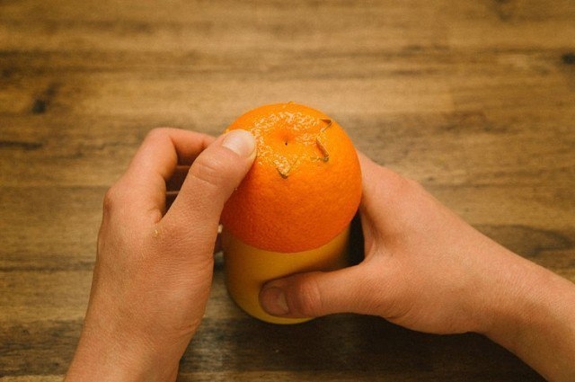 Подсвечники из апельсинов.